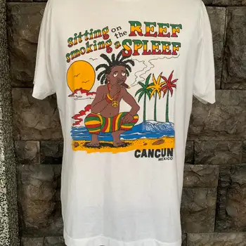 Ретро турист, който седи на риф и пушачите s spleef cancun maxico в тениска с реге Rasta на 90-те години